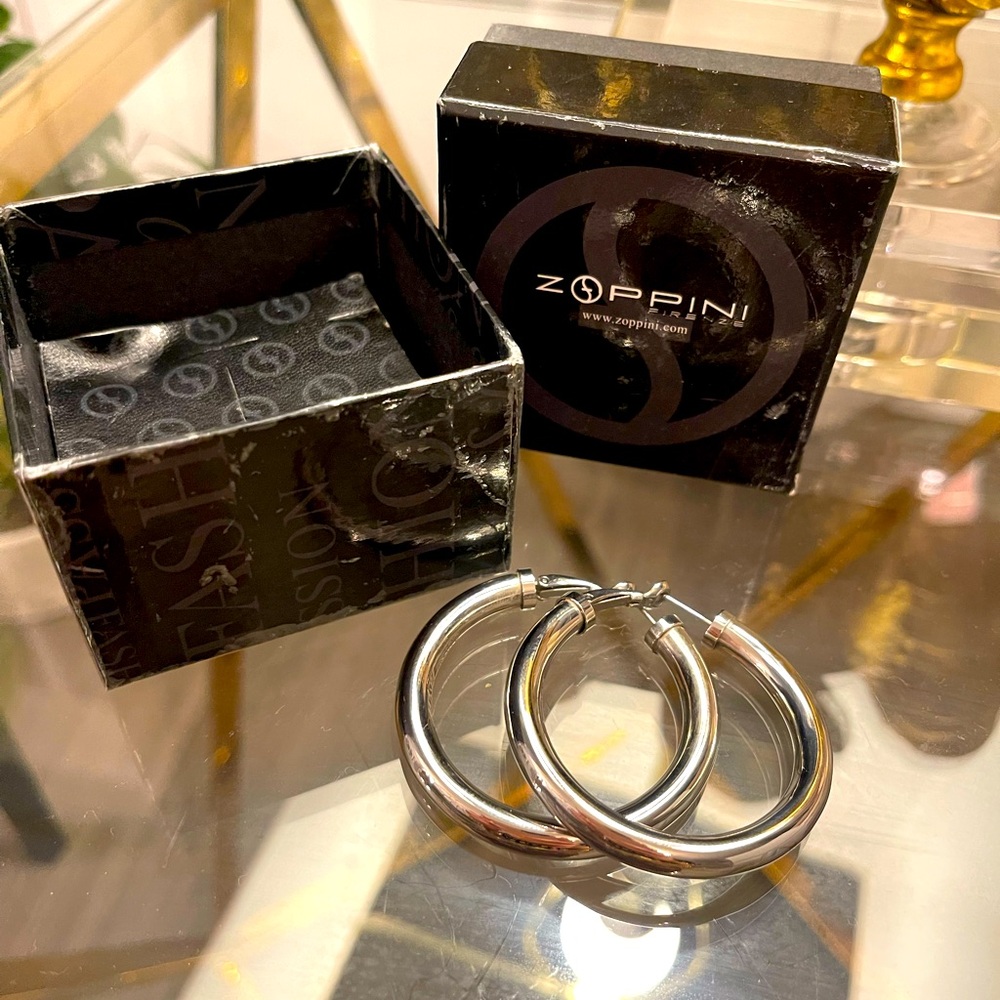 Zøppini Firenze loop earring in stainless steel material.